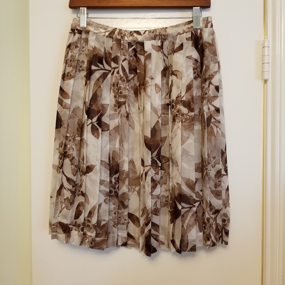Banana Republic Pleated Floral Skirt - Picture 3 of 4